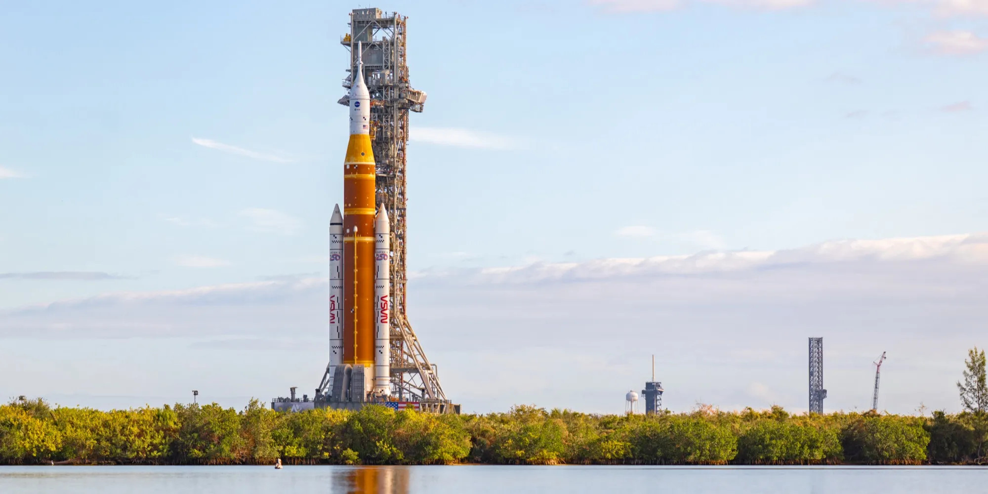 SLS-Rakete der Artemis 2 Mission auf dem mobilen Startturm beim Rollout zur Startrampe 39B