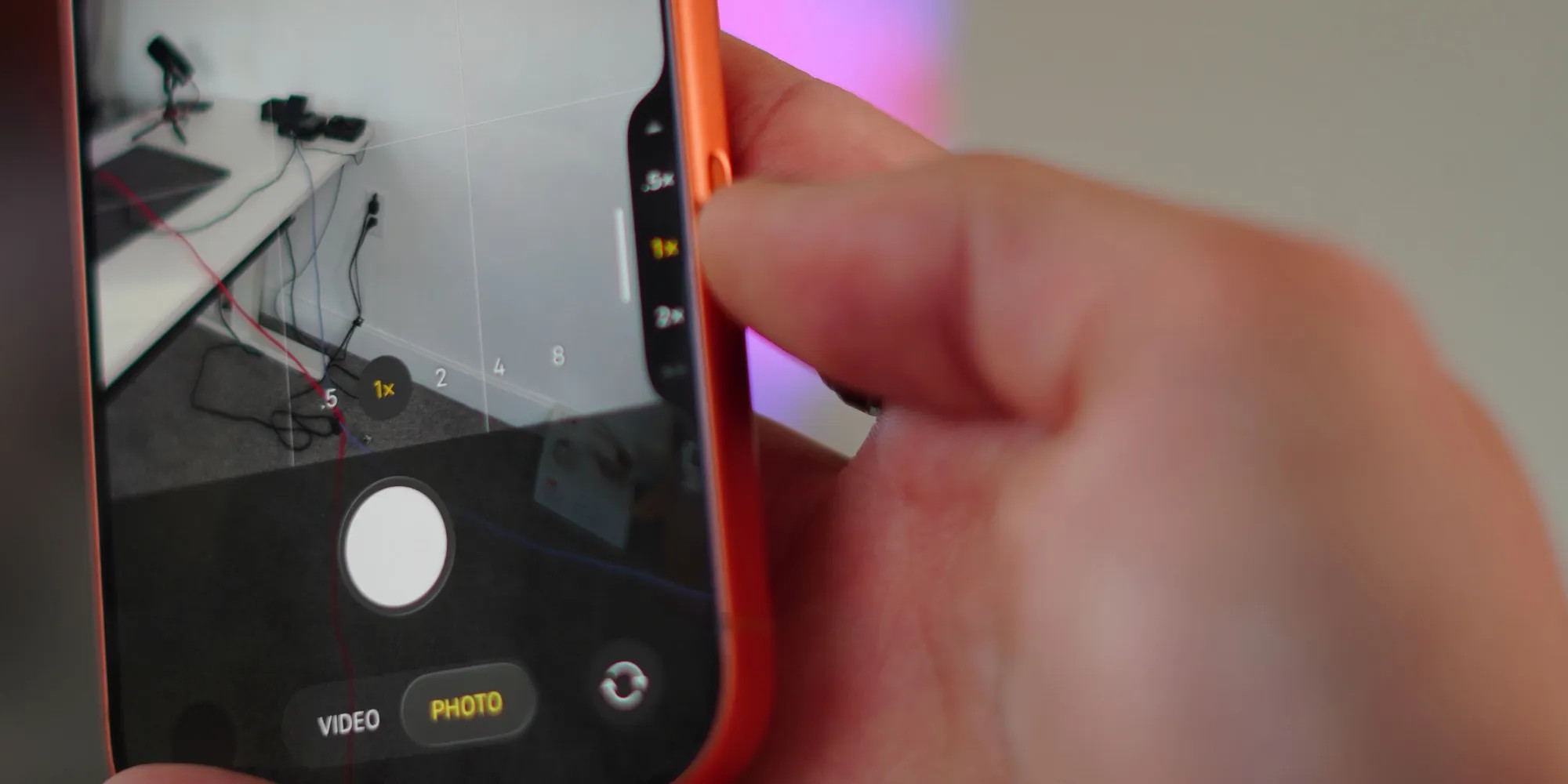 Nahaufnahme der Camera Control Taste am iPhone Gehäuse