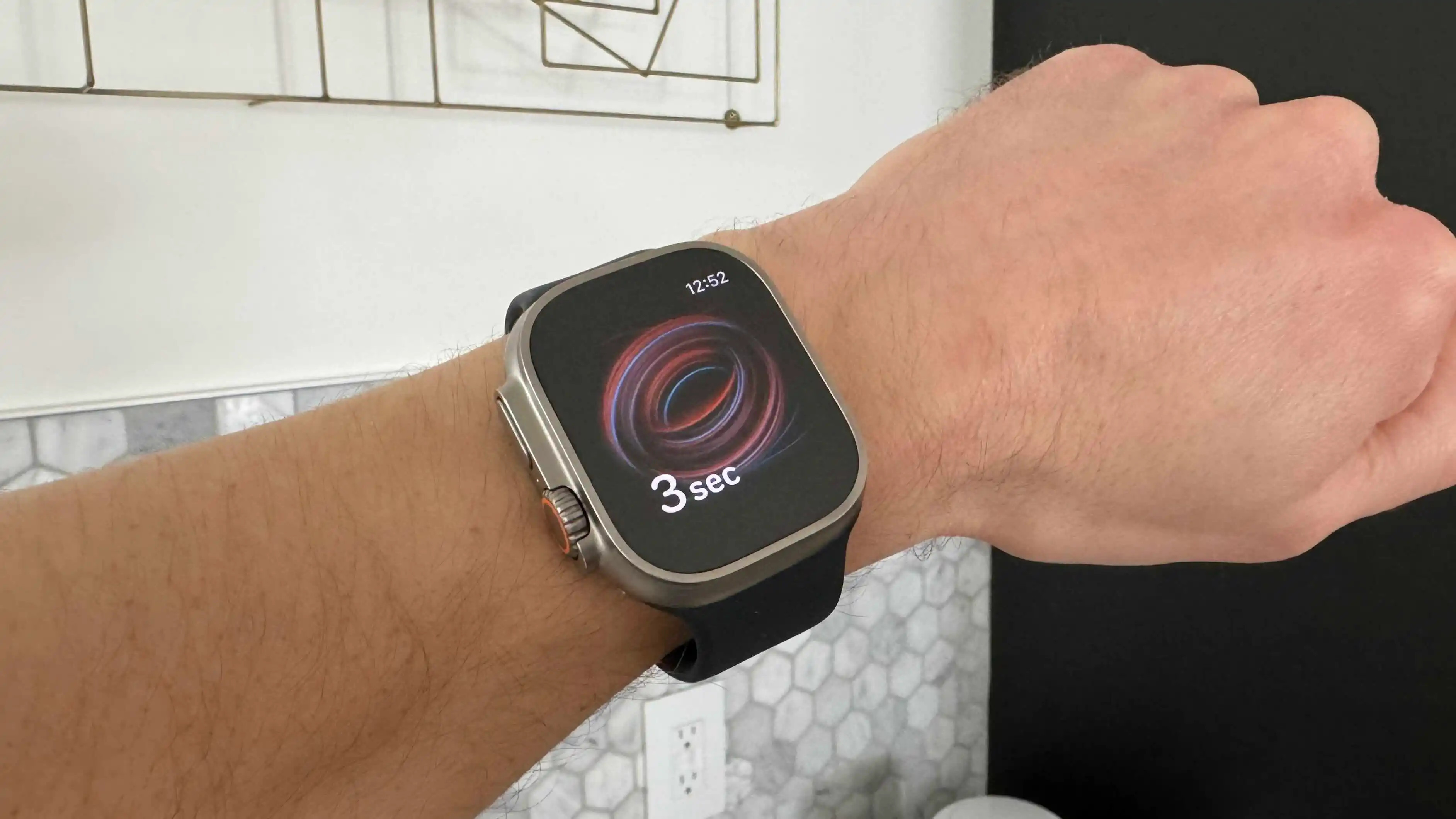 Apple Watch zeigt Blutsauerstoff-App Symbol am Handgelenk