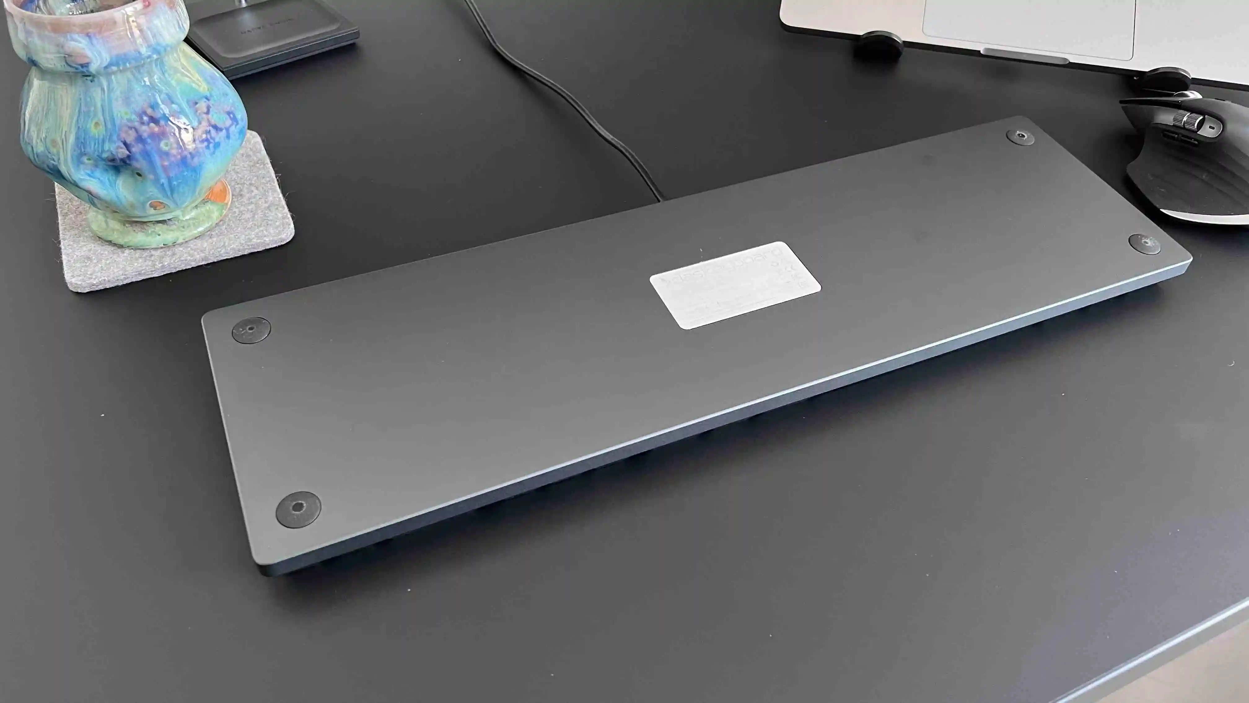 Rückseite des MacTigr mit Metallplatte und Gummifüßen