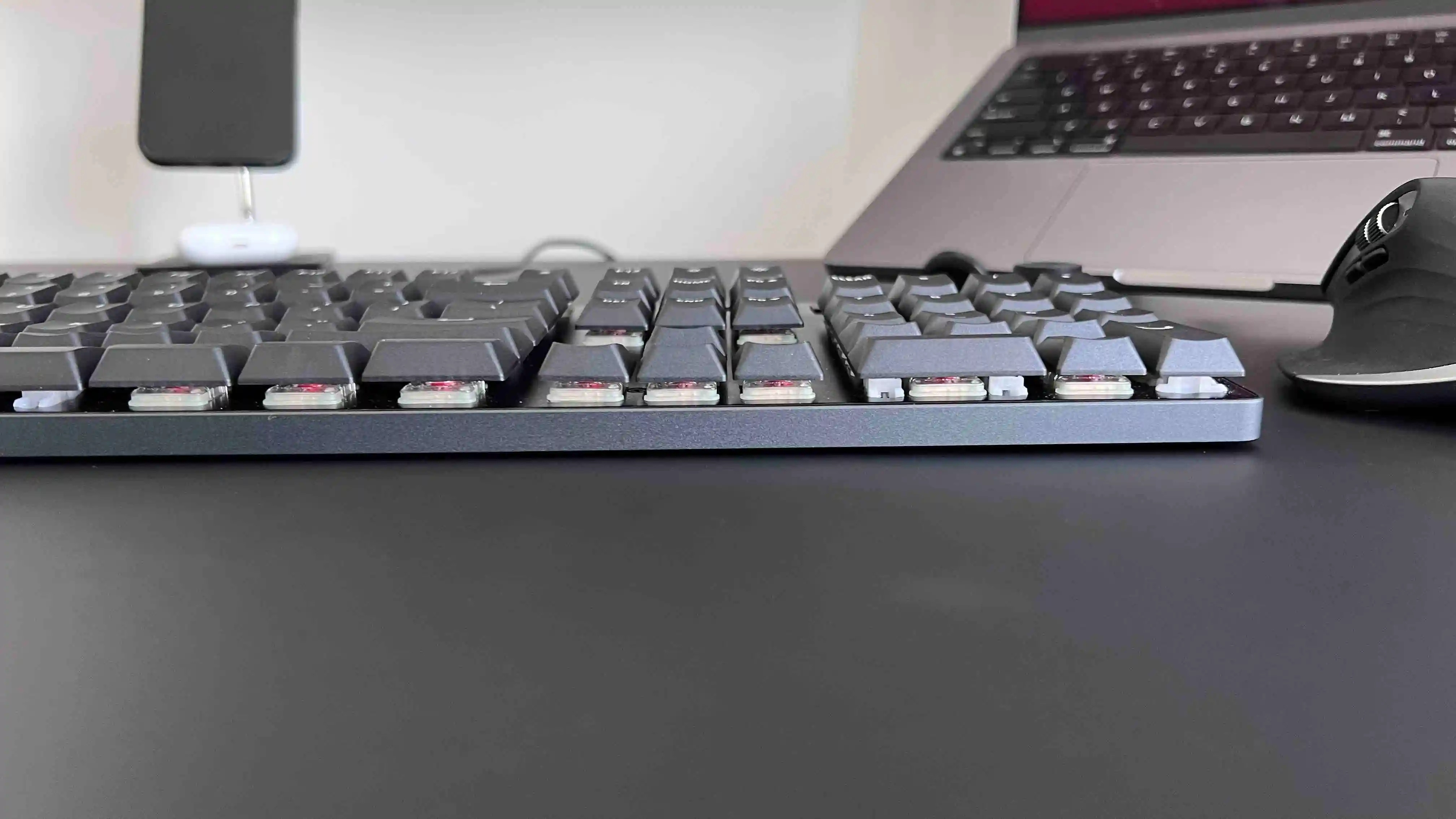Das Keyboard MacTigr Low-Profile Seitenansicht und Aluminiumgehäuse