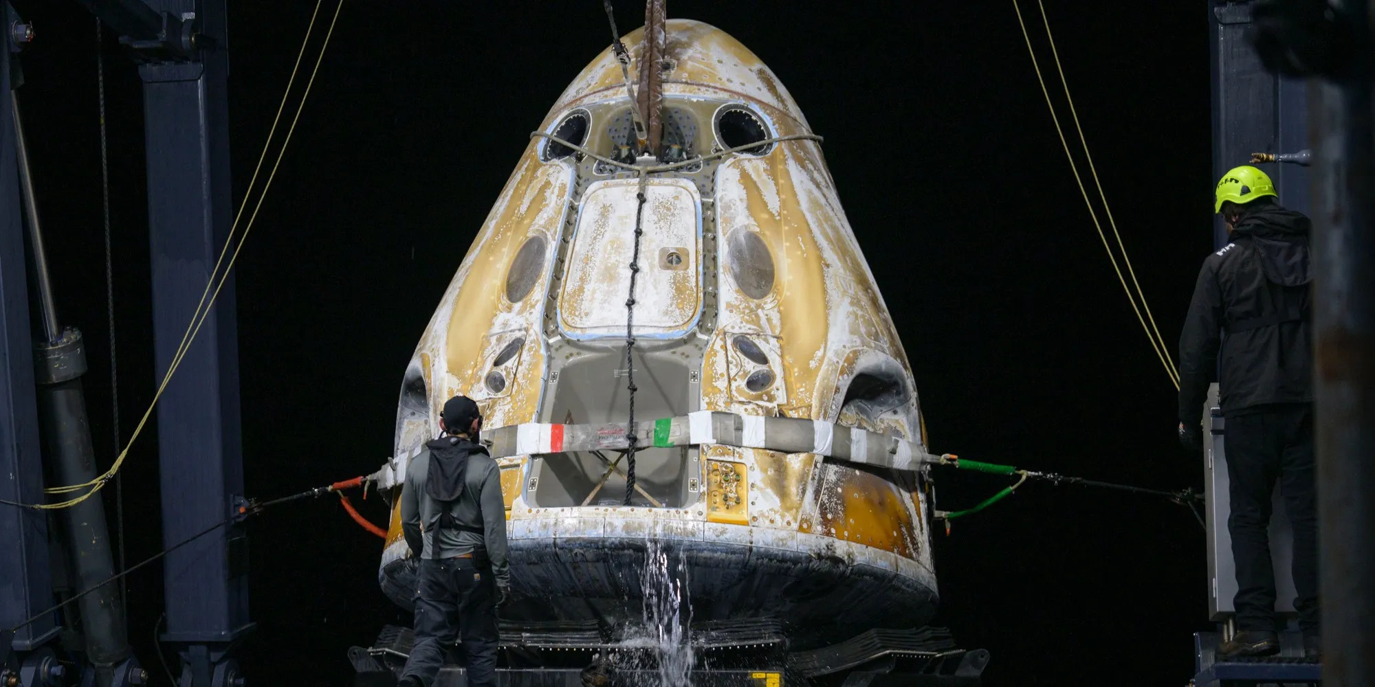 Die vier Astronauten der SpaceX Crew-11 Mission in ihren weißen Raumanzügen