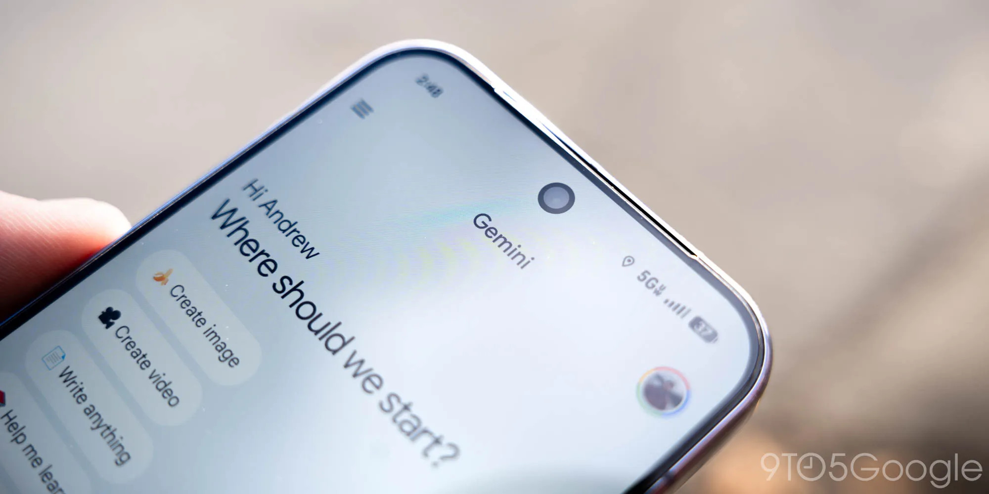 Google Gemini App Interface auf einem Smartphone, das Googles werbefreie Strategie symbolisiert