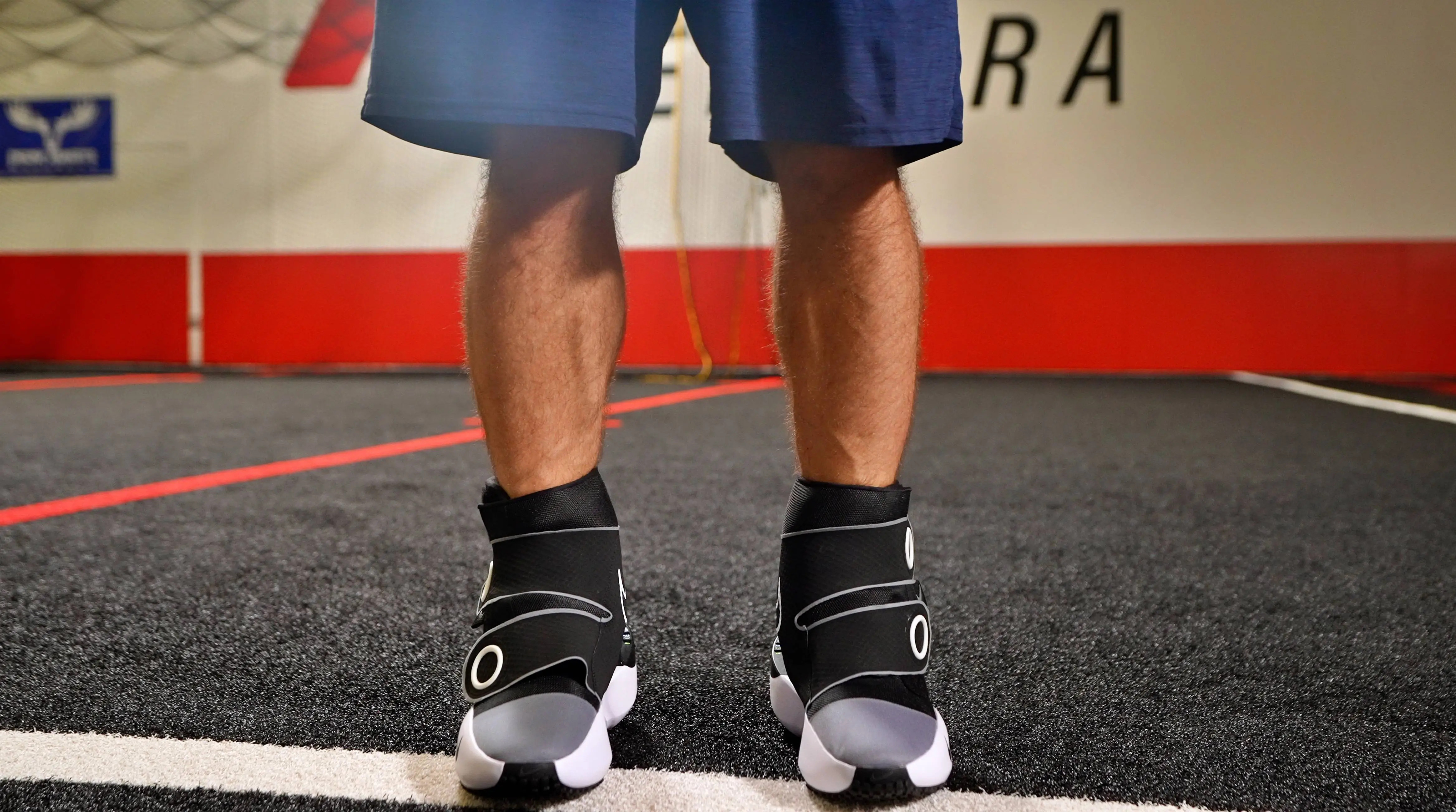 Sportler trägt Hyperice x Nike Hyperboot während des Aufwärmens