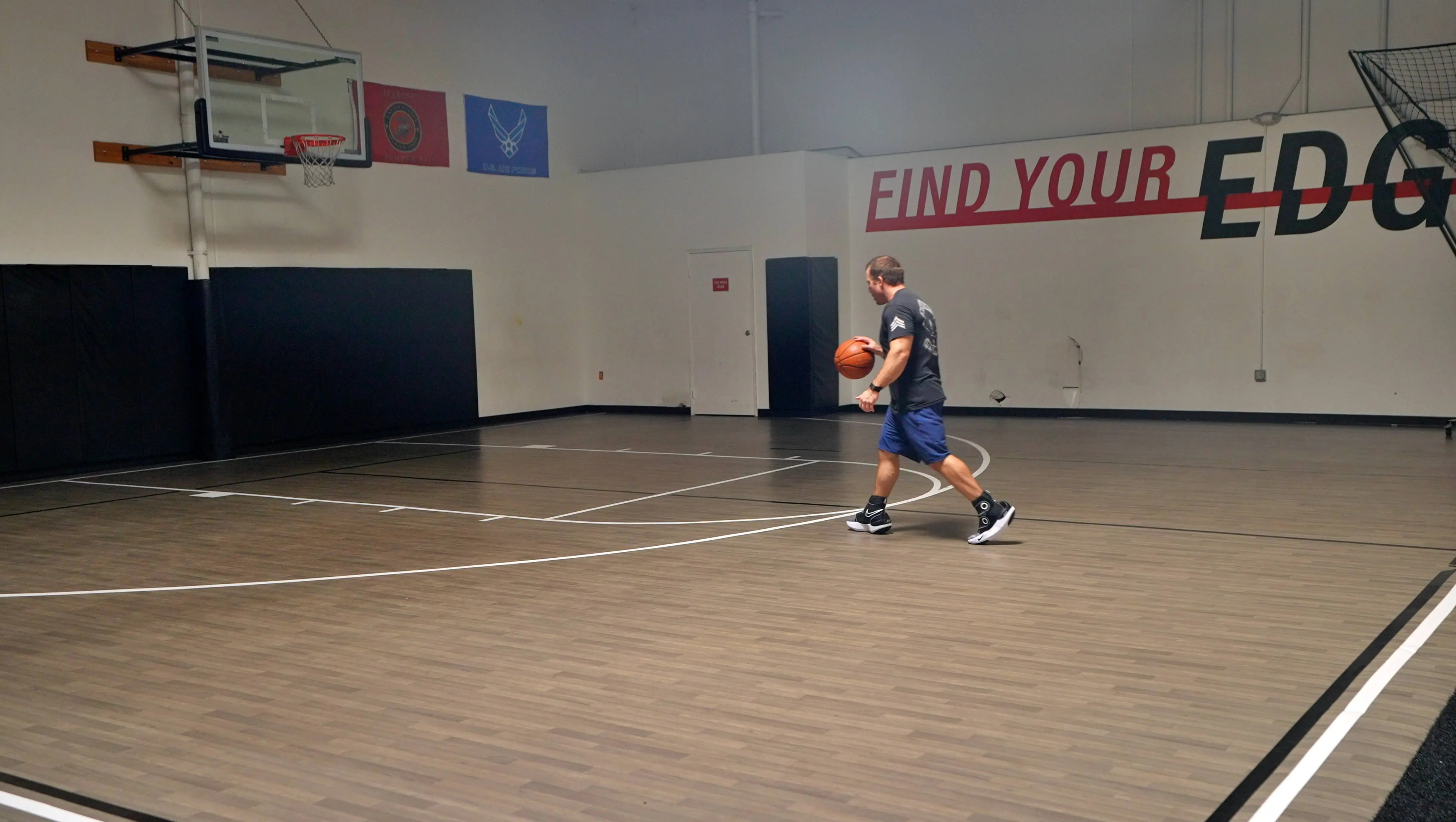 Basketballspieler nutzt Hyperboot zur Regeneration im Fitnessstudio