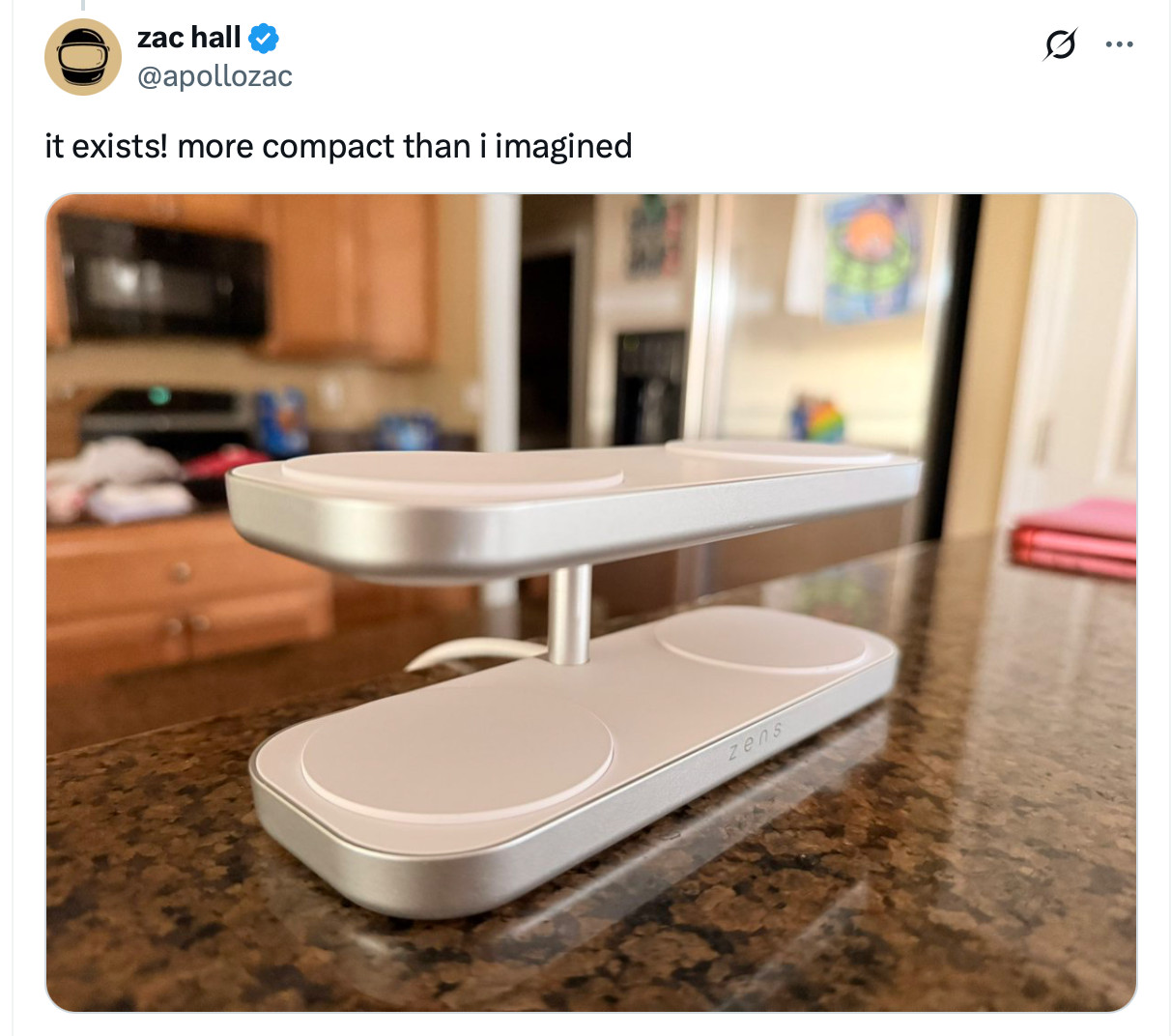 Nahaufnahme des weißen geflochtenen Stromkabels und des Netzteils