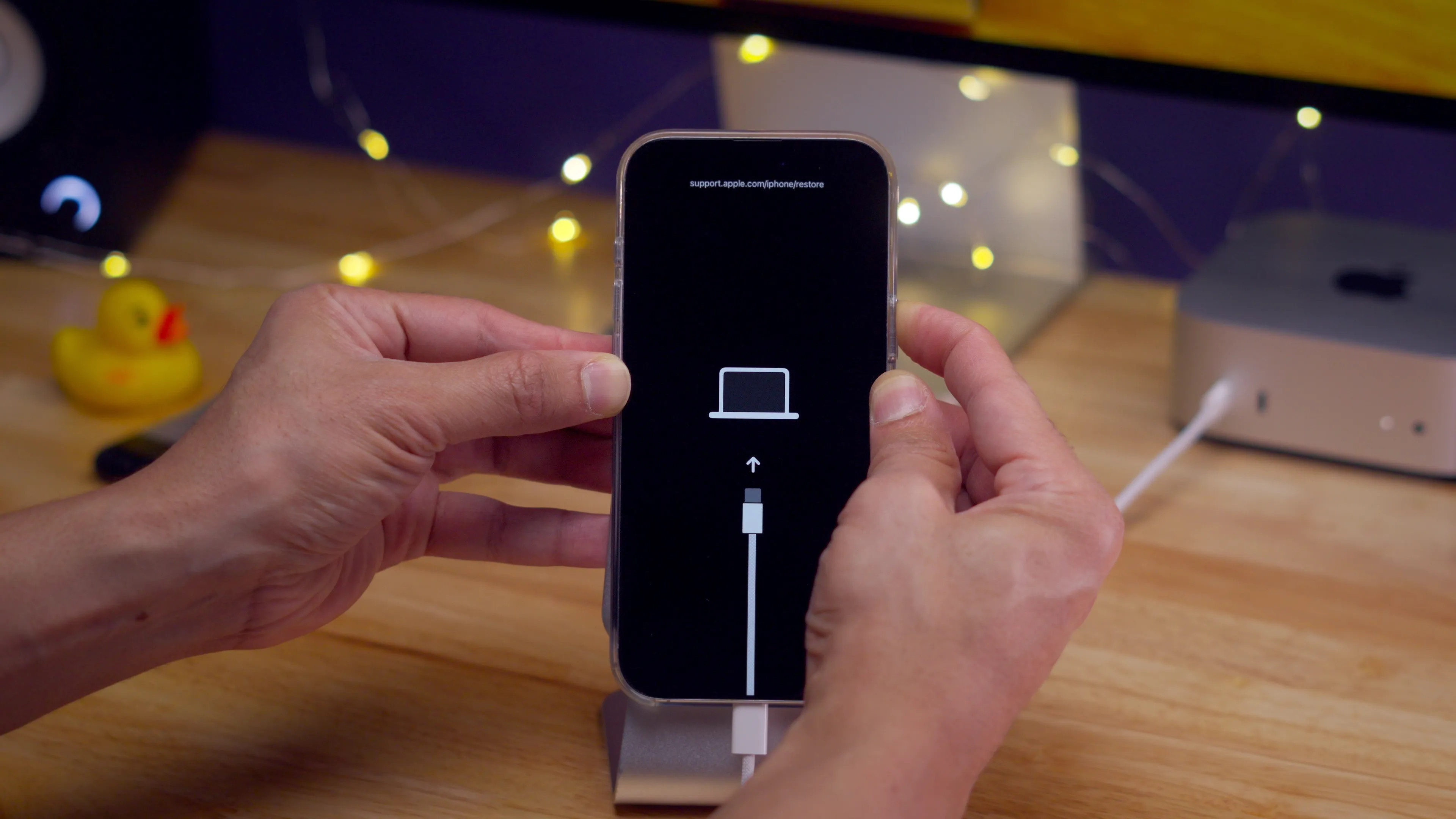 Bildschirm des iPhone 16 im Wiederherstellungsmodus mit Verbindungssymbol