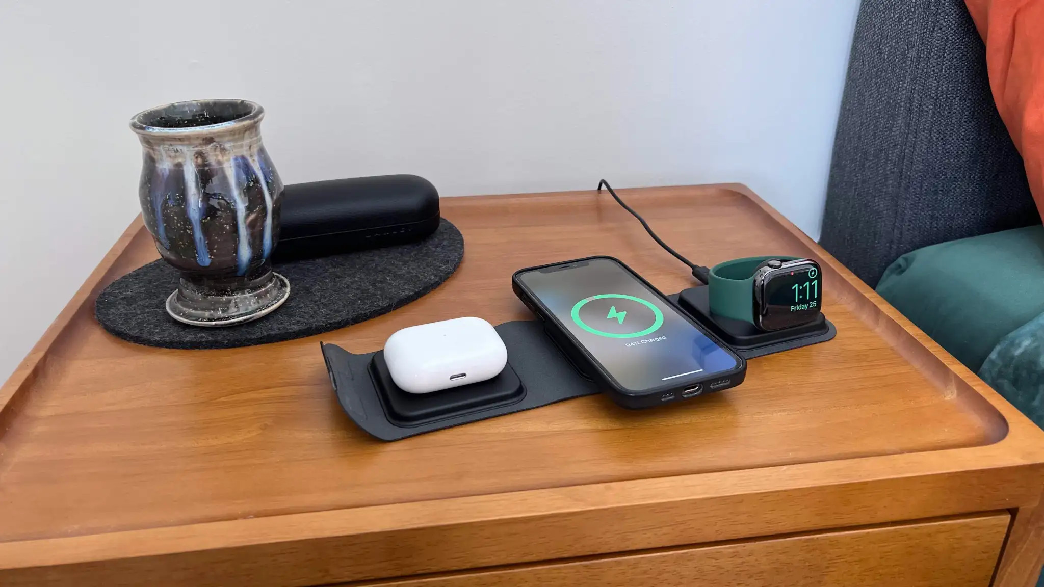 Mophie 3-in-1 MagSafe Reiseladegerät gefaltet in Tragetasche