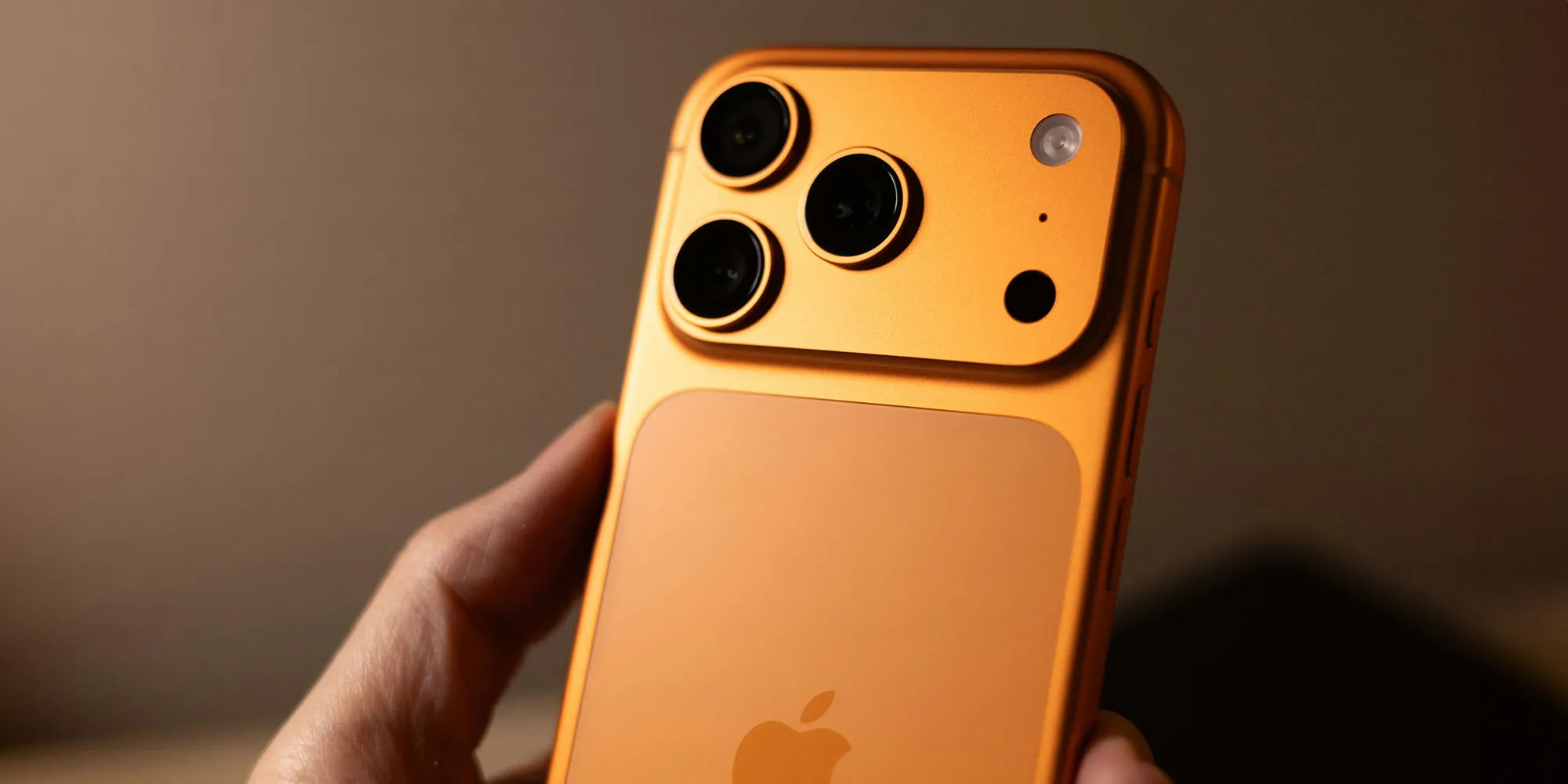 Renderbild des iPhone 17 Pro in Cosmic Orange zeigt das diskutierte Design