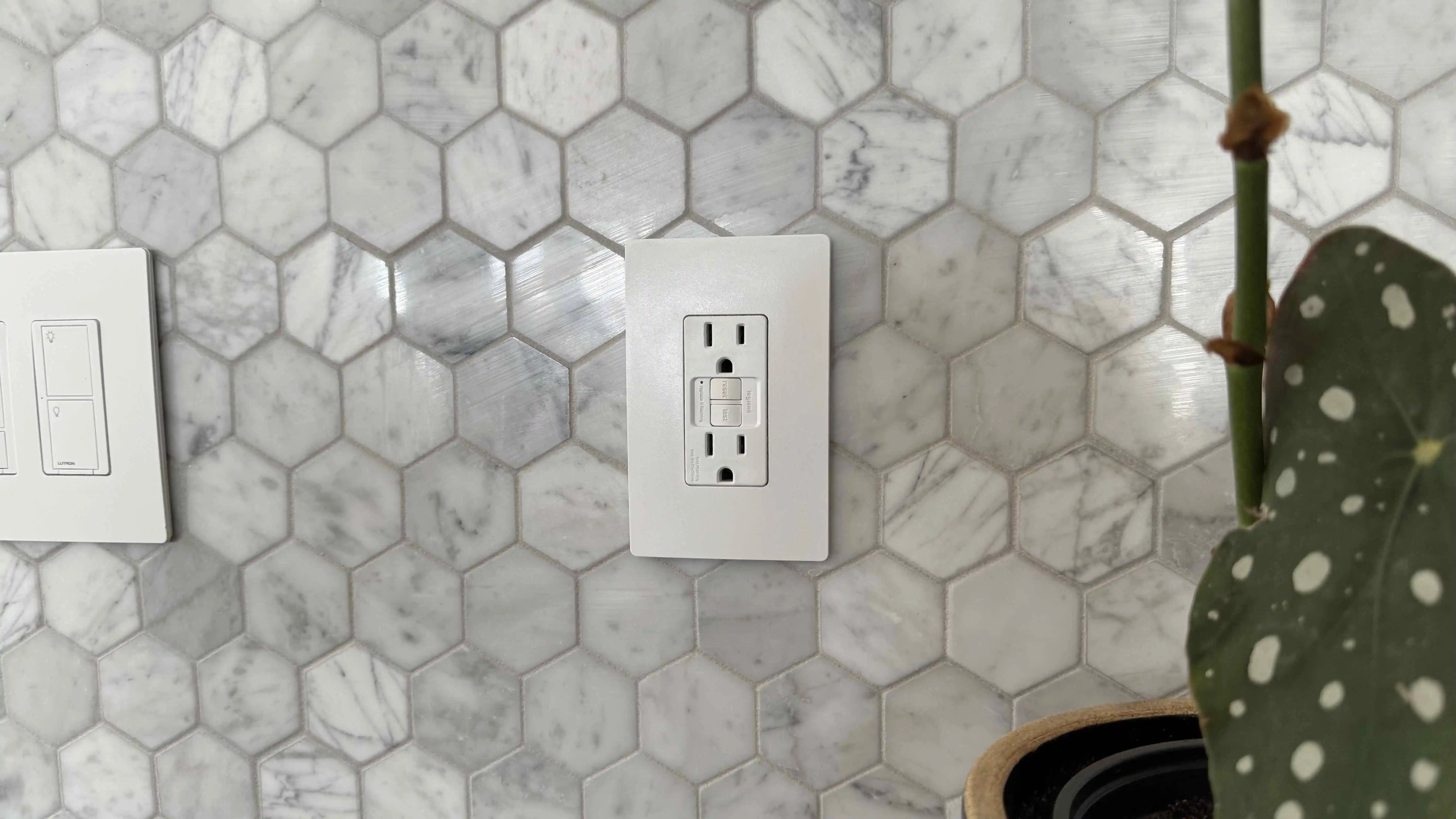 Vergleich von kompatiblen Steckdosenplatten und nicht kompatiblen schraubenlosen Platten