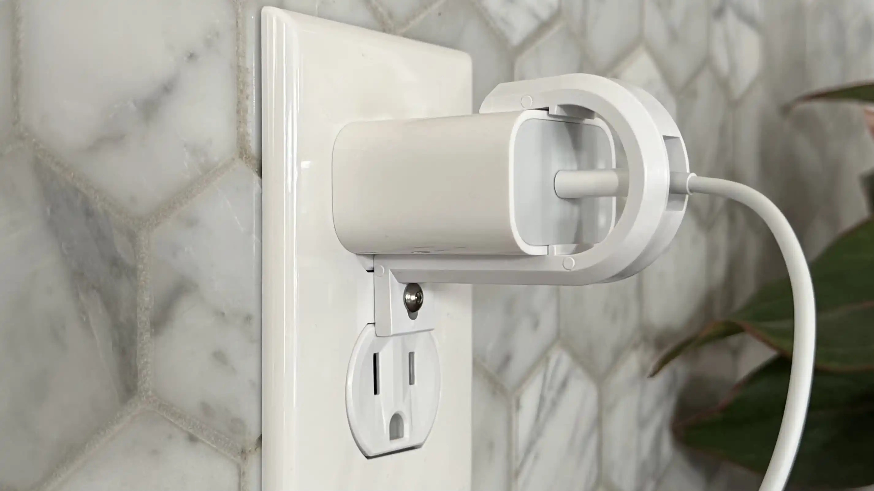 Installierter Lock Socket mit Apple Ladegerät an der Steckdose