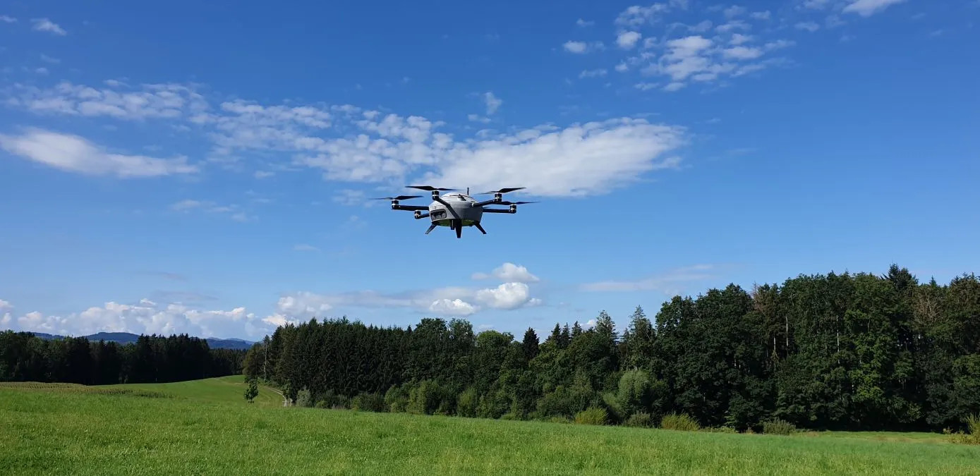 Ein Meteomatics Meteodrone fliegt vertikal, um Daten für die NOAA Wettervorhersage zu sammeln