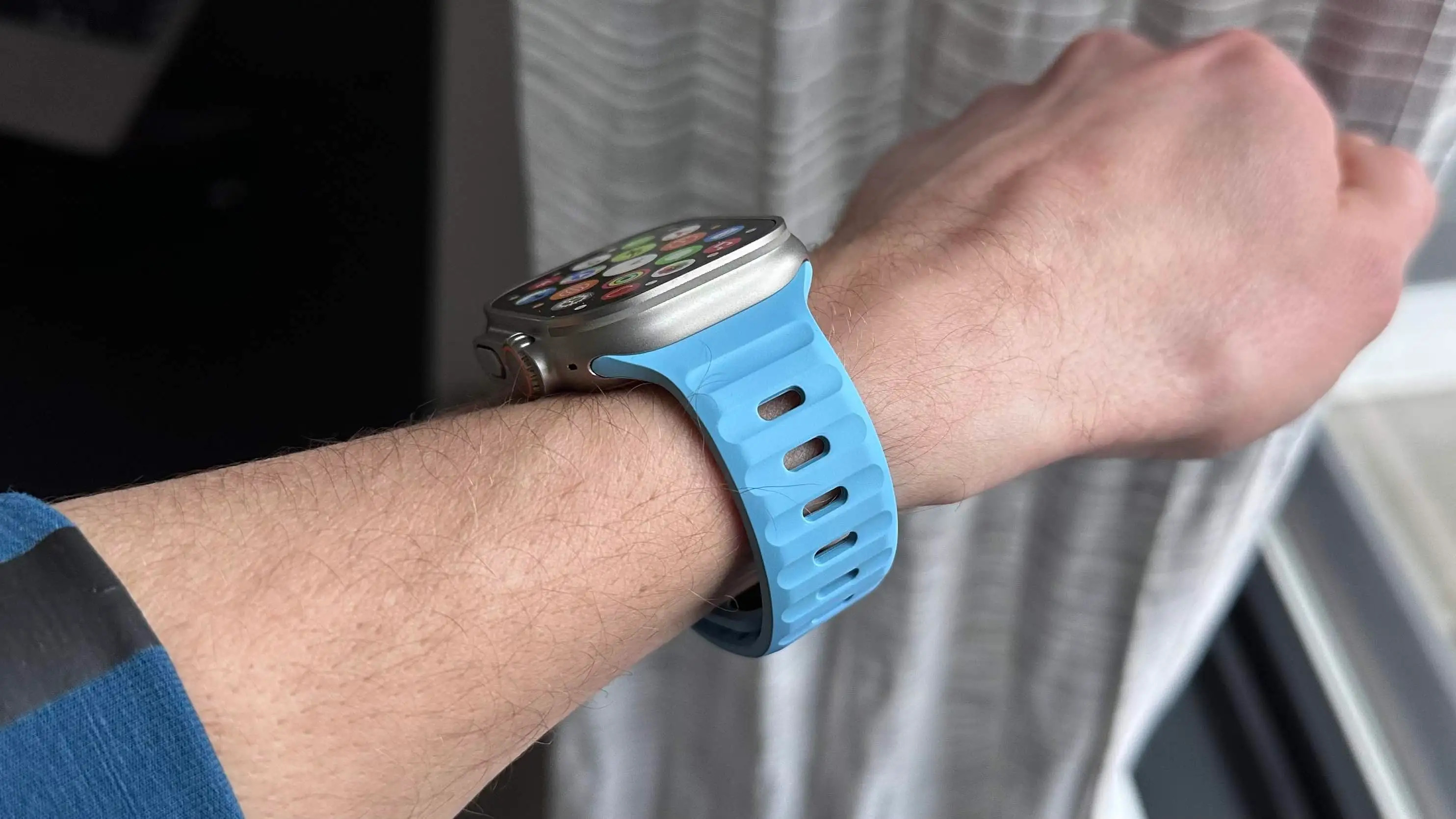 Nomad Electric Blue Sport Band am Handgelenk getragen