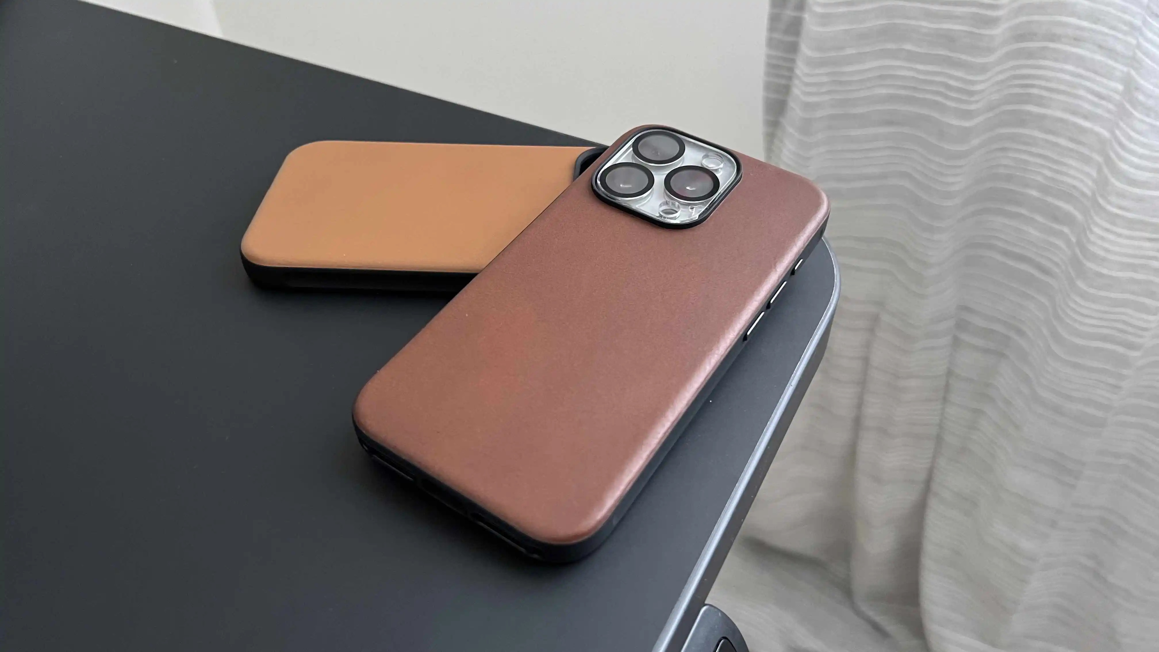 Nomad Modern Leather Case für iPhone 15 in verschiedenen Lederfarben