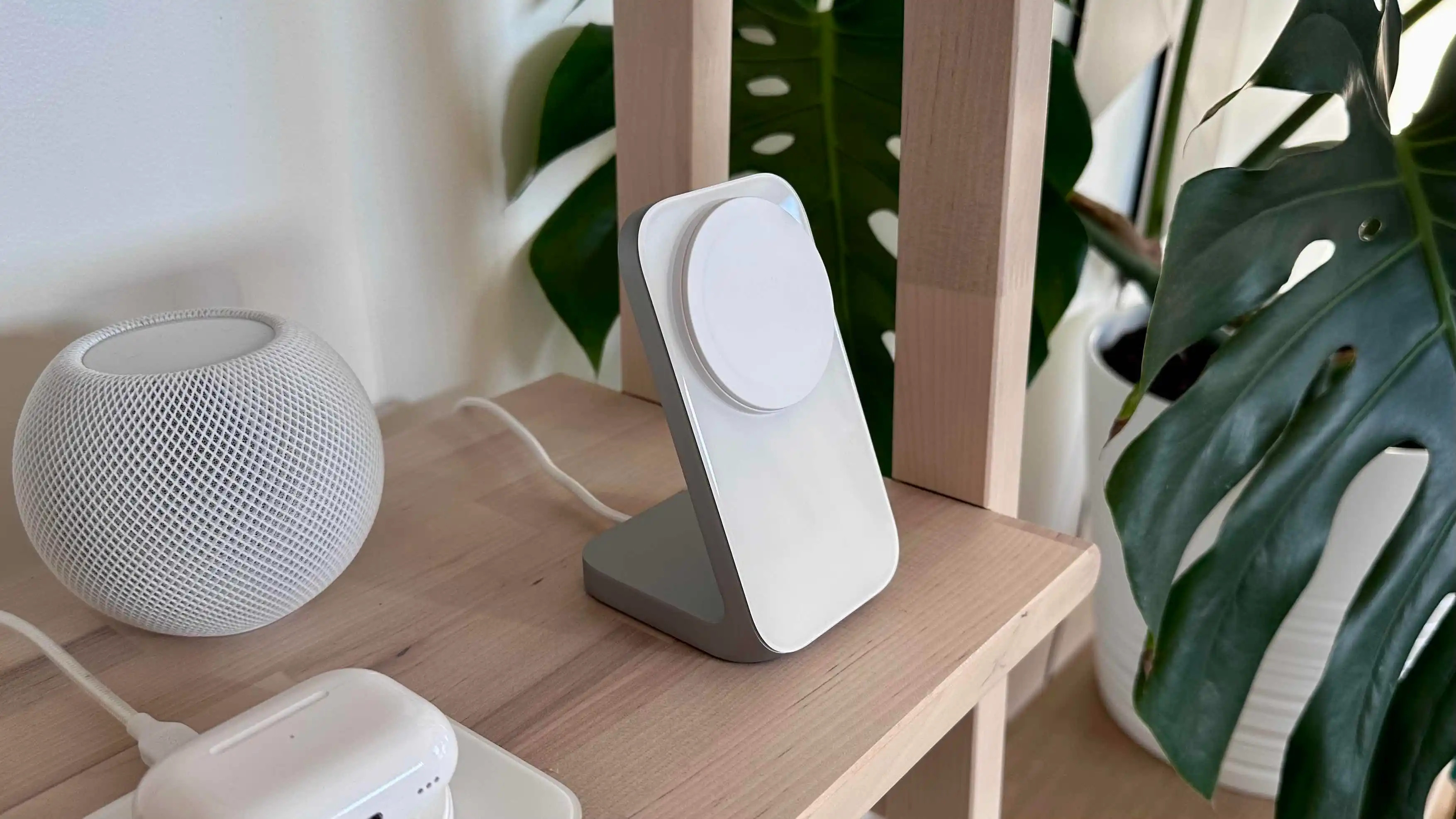 Nomad Stand One MagSafe Ladestation in Silber