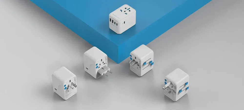 OneWorld65 Reiseadapter und Ladegerät in weißem Design