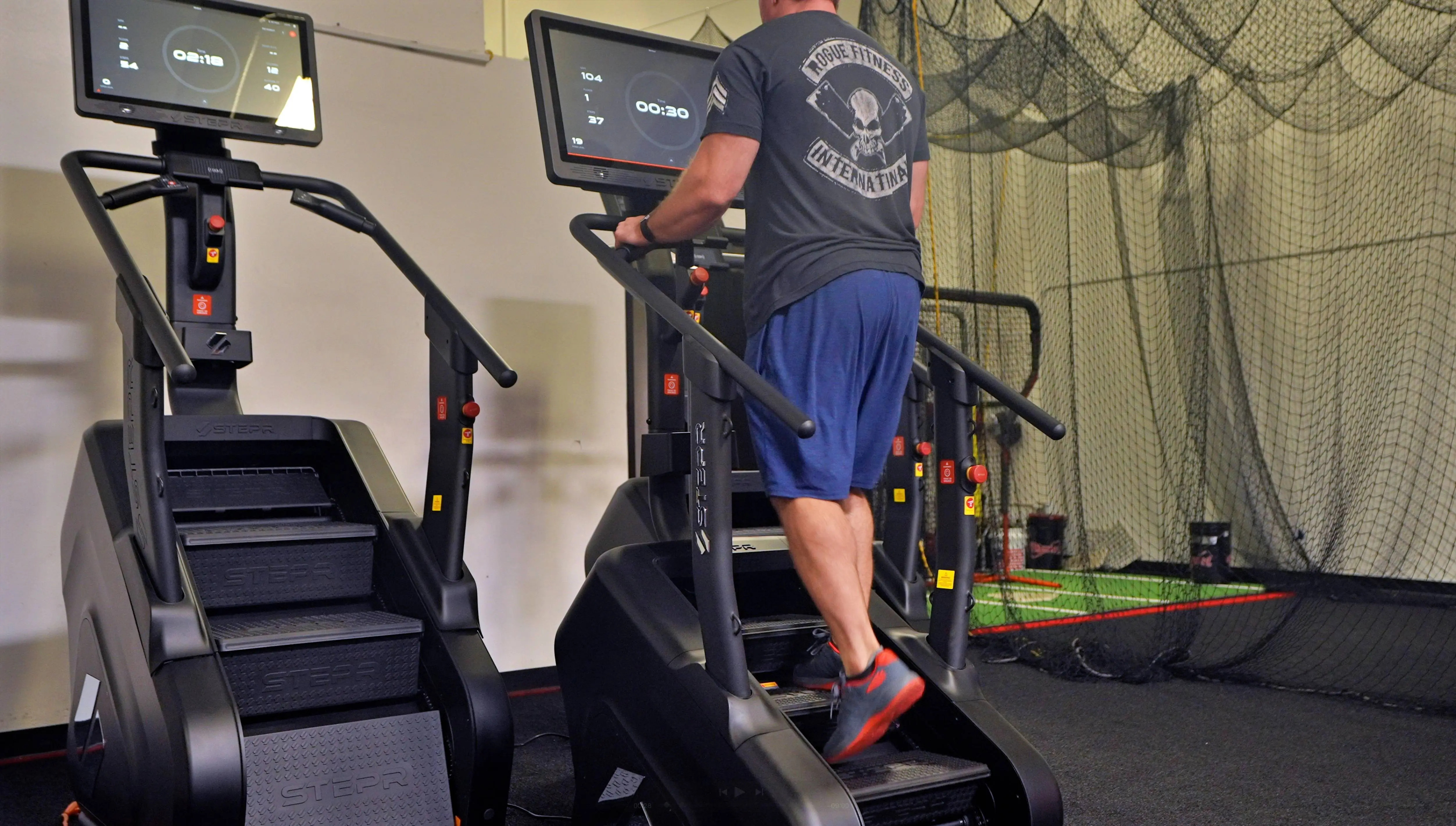 Mann nutzt den Touchscreen des STEPR Home während des Trainings