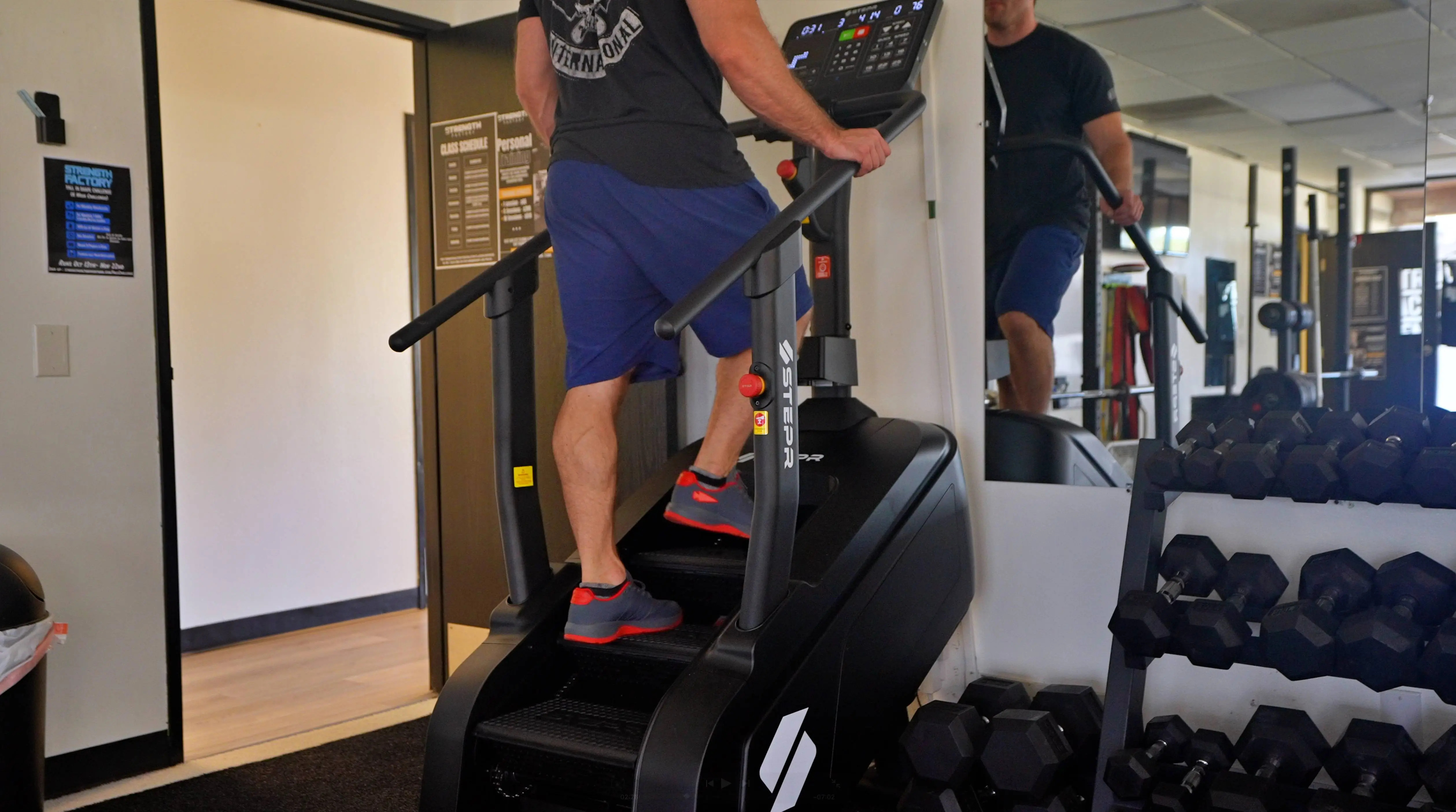 Mann beim Training auf dem STEPR Go Treppensteiger in einem Wohnraum