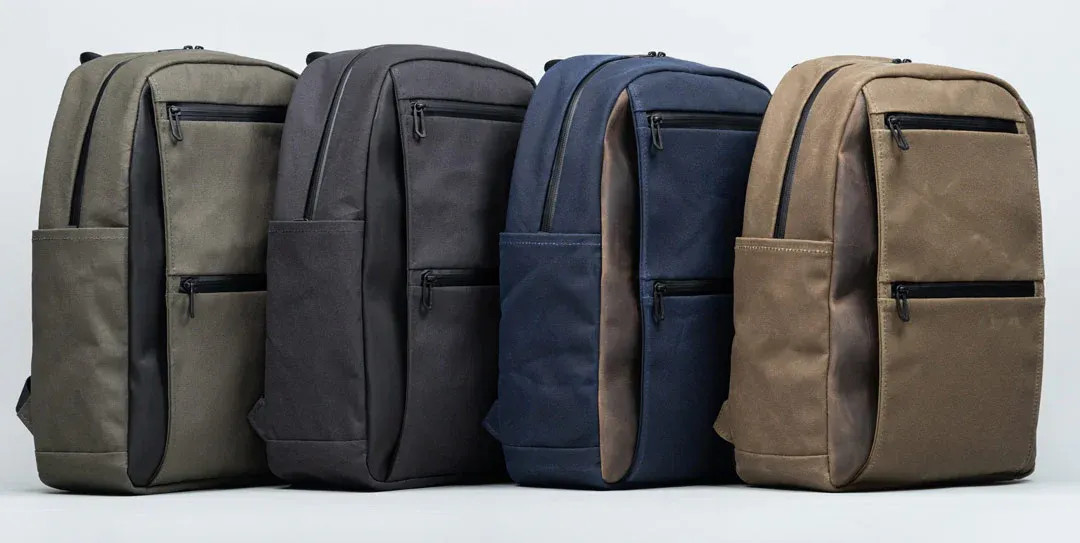 Die vier Farbvarianten des Shinjuku Rucksacks nebeneinander
