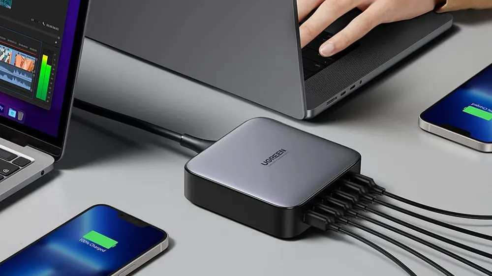 UGreen 200W Ladegerät mit mehreren angeschlossenen Kabeln