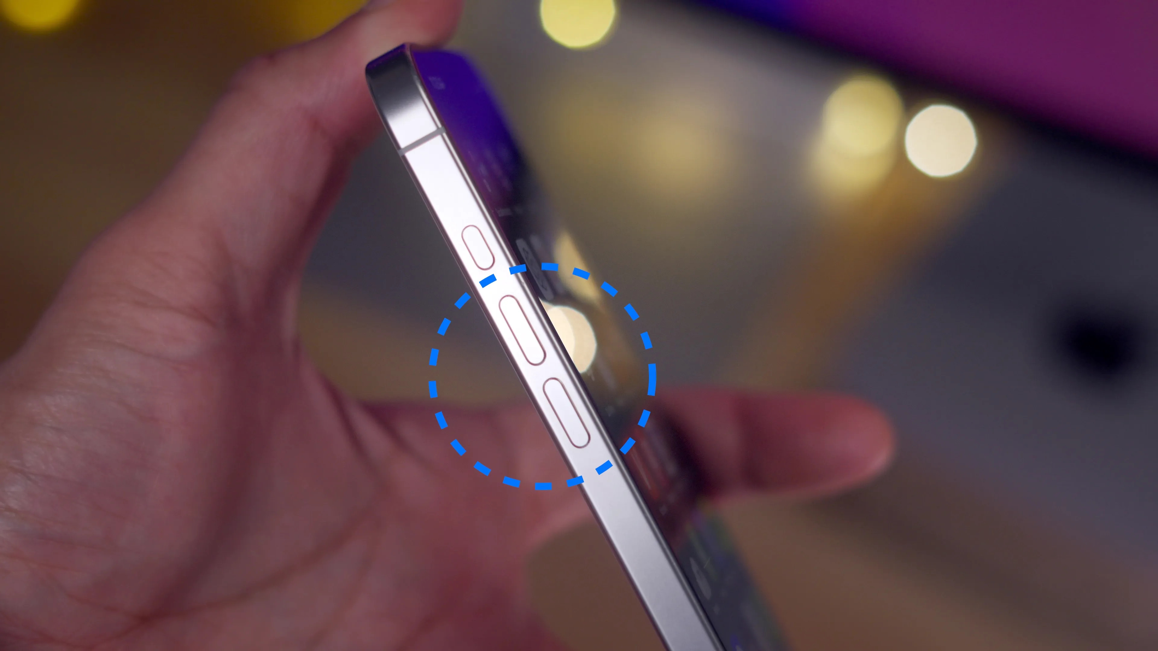 Linke Seite des iPhone 16 Pro Max mit Hervorhebung der Lautstärketasten