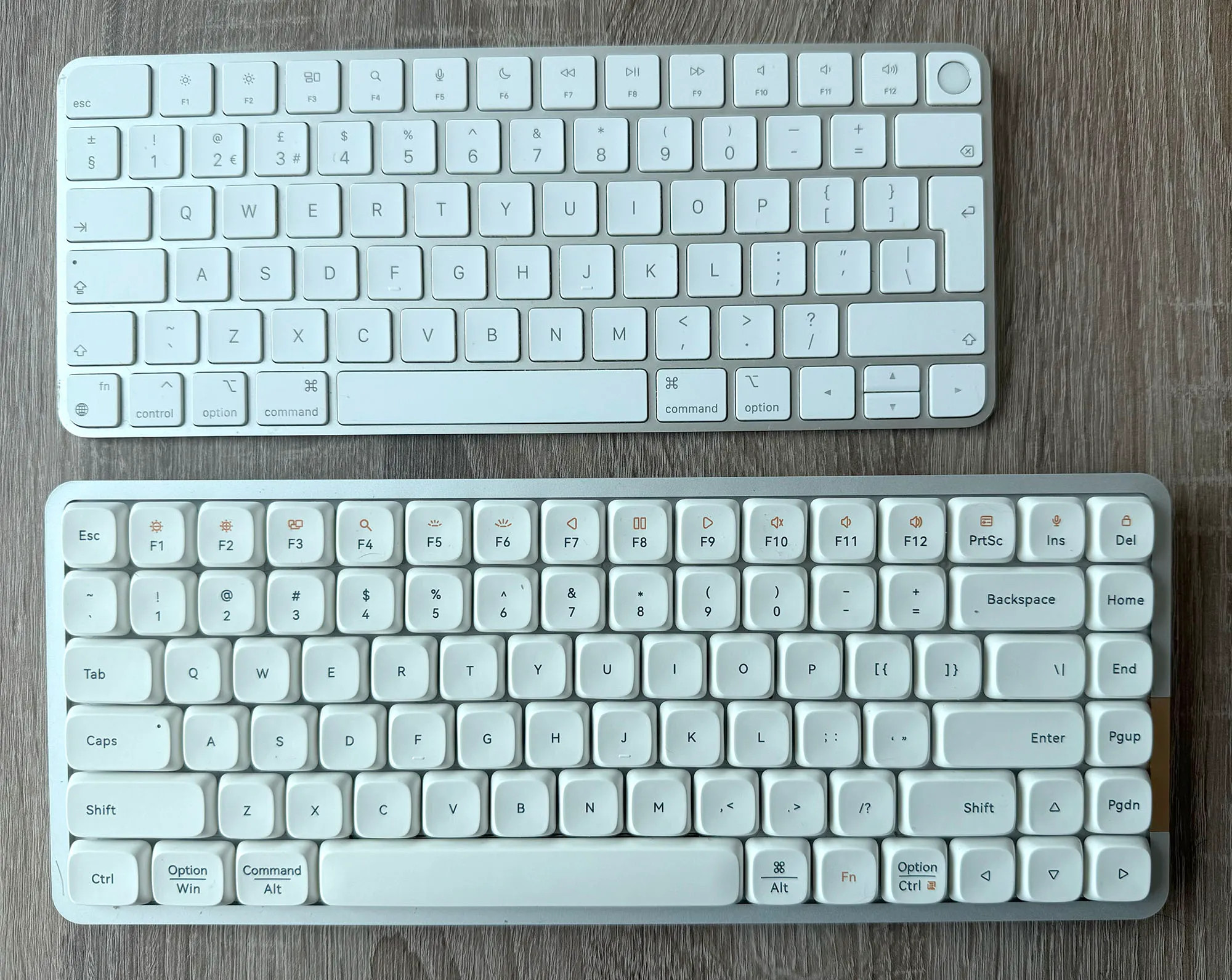 Vergleich mit Apple Magic Keyboard auf dem Schreibtisch