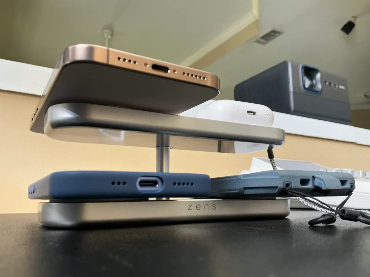 Seitenansicht des Zens Chargers mit iPhones und AirPods beim Laden