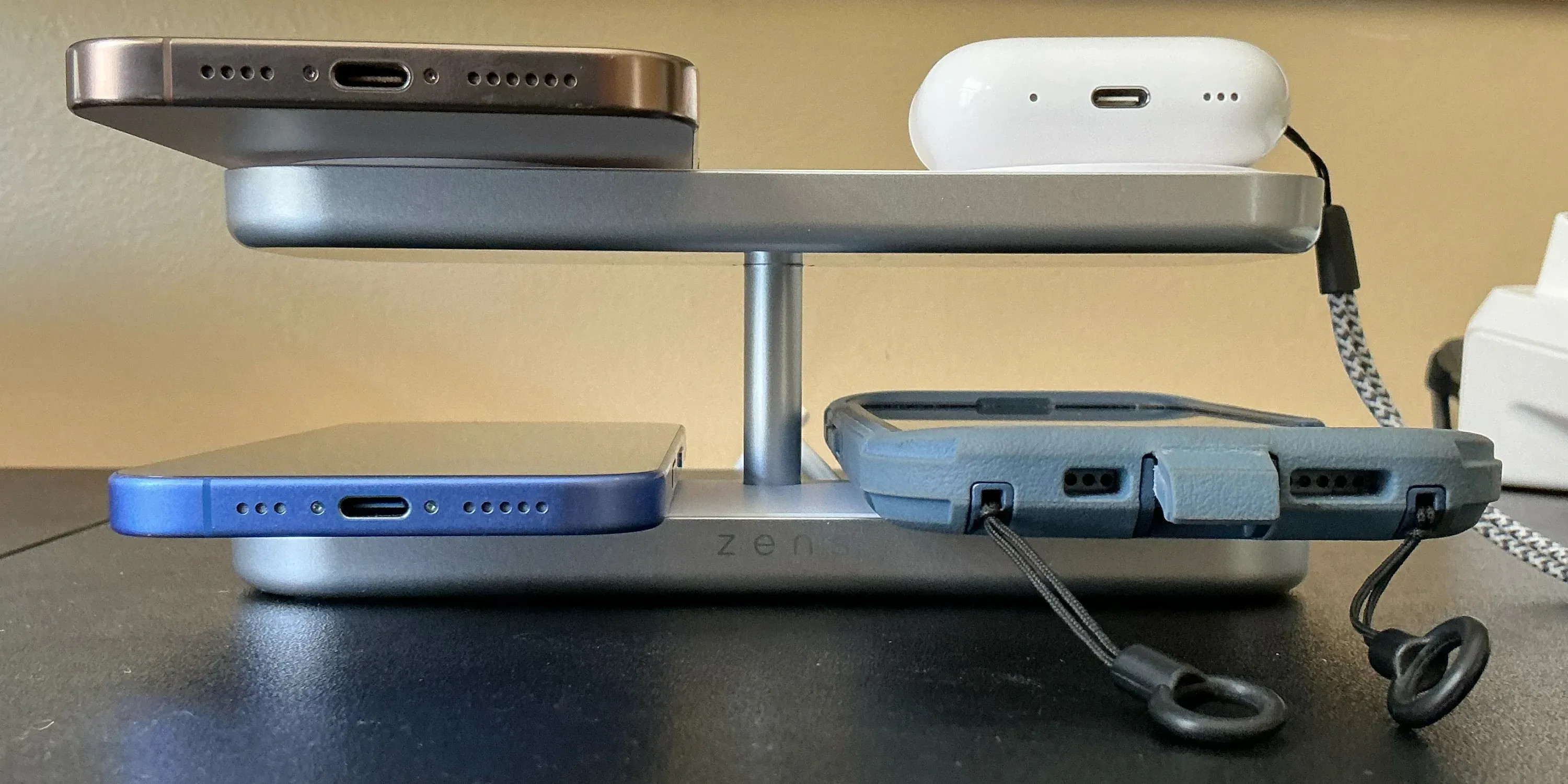 Zens Quattro Charger Pro 4 Verpackung und Gerät auf einem Holztisch